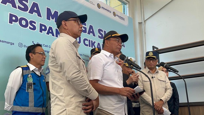 Menko PMK, Muhadjir Effendy, dan Menhub Budi Karya Sumadi di gedung Jasa Marga Km 70 Tol Jakarta-Cikampek, Senin (8/4/2024).