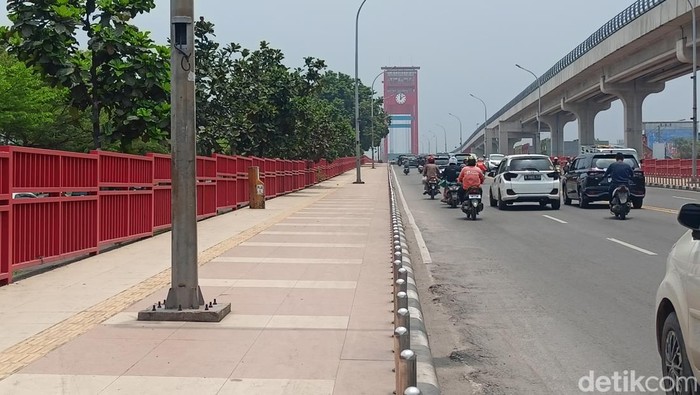 Pantauan Jalan di atas jembatan Ampera Palembang saat libur hari raya Idul Fitri.