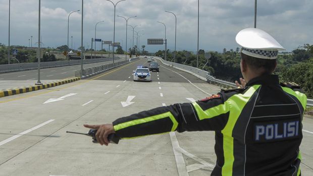 Petugas Polantas mengatur kendaraan saat pembukaan fungsional jalur tol Bocimi di gerbang tol Parungkuda, Kabupaten Sukabumi, Jawa Barat, Kamis (11/4/2024). Menteri Pekerjaan Umum dan Perumahan Rakyat (PUPR) Basuki Hadimuljono menyatakan satu lajur tol Bocimi dari arah Jakarta menuju Sukabumi dibuka fungsional setelah dilakukan penanganan sementara dengan memasang tiang pancang pada bagian yang terdampak longsor guna mengurai kemacetan di jalan nasional. ANTARA FOTO/Henry Purba/agr/nz