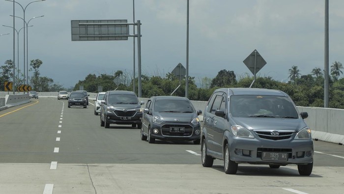 Petugas Polantas mengatur kendaraan saat pembukaan fungsional jalur tol Bocimi di gerbang tol Parungkuda, Kabupaten Sukabumi, Jawa Barat, Kamis (11/4/2024). Menteri Pekerjaan Umum dan Perumahan Rakyat (PUPR) Basuki Hadimuljono menyatakan satu lajur tol Bocimi dari arah Jakarta menuju Sukabumi dibuka fungsional setelah dilakukan penanganan sementara dengan memasang tiang pancang pada bagian yang terdampak longsor guna mengurai kemacetan di jalan nasional. 
ANTARA FOTO/Henry Purba/agr/nz
