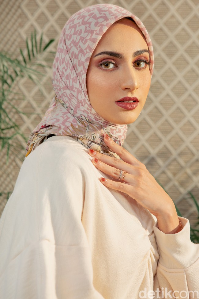 Lupakan shimmer, Mira Agile lebih memprioritaskan kenyamanan ketimbang sekadar mengikuti tren. Busana minim corak, cenderung polos, dalam kombinasi warna monokrom yang muted atau kalem termasuk dalam signature style Mira. (Foto: Ila Scaffer/Aigner Indonesia; wardrobe: Trans Fashion Indonesia; perhiasan: The Palace)