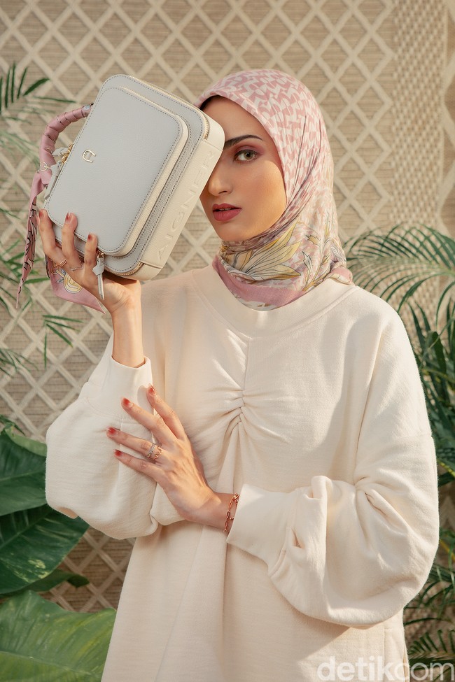 Rasa nyaman dalam berbusana penting bagi ibu tiga anak ini melalui kesibukan selama perayaan Lebaran. “Bawaannya jadi lebih percaya diri, happy, dan semangat beraktivitas seharian,” kata Mira yang memiliki hampir 400.000 pengikut di Instagram itu kepada Wolipop belum lama ini. (Foto: Ila Scaffer/Aigner Indonesia; wardrobe: Trans Fashion Indonesia; perhiasan: The Palace)