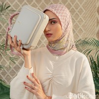 Rasa nyaman dalam berbusana penting bagi ibu tiga anak ini melalui kesibukan selama perayaan Lebaran. “Bawaannya jadi lebih percaya diri, happy, dan semangat beraktivitas seharian,” kata Mira yang memiliki hampir 400.000 pengikut di Instagram itu kepada Wolipop belum lama ini. (Foto: Ila Scaffer/Aigner Indonesia; wardrobe: Trans Fashion Indonesia; perhiasan: The Palace)