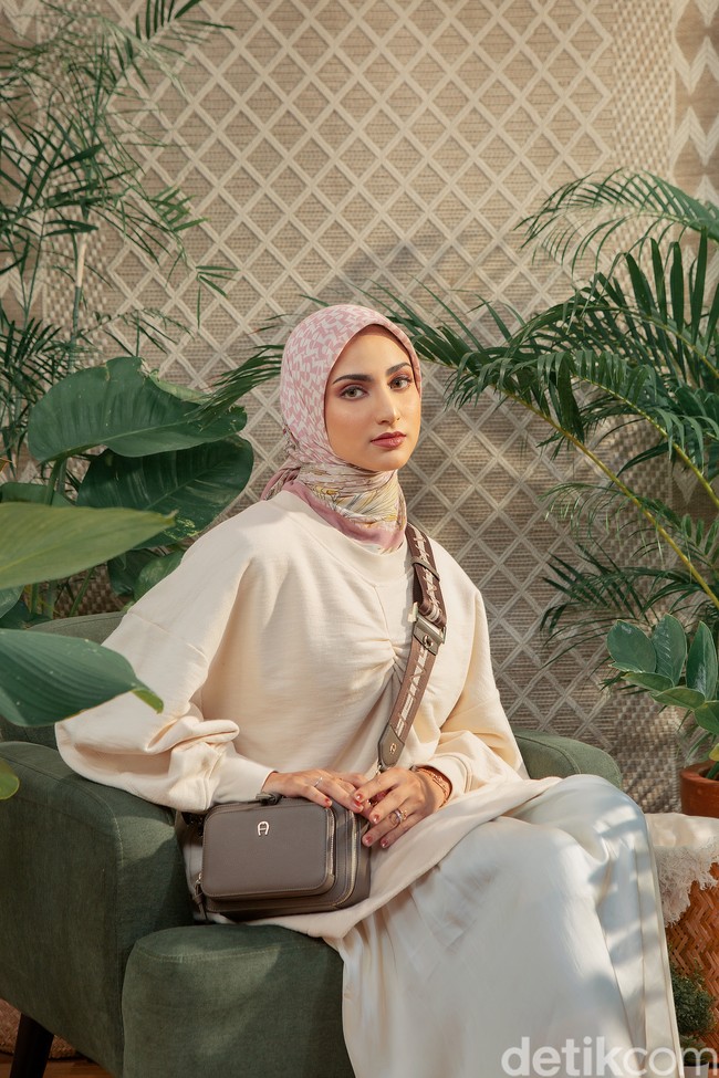 Gaya maksimal Mira juga ada andil aksesori. “Aku juga mengandalkan aksesori untuk elevate my fashion. Misalnya dari tas atau sepatu,” ujar ibu tiga anak ini. (Foto: Ila Scaffer/Aigner Indonesia; wardrobe: Trans Fashion Indonesia; perhiasan: The Palace)