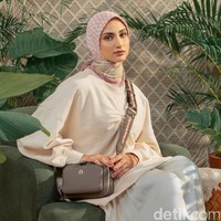 Gaya maksimal Mira juga ada andil aksesori. “Aku juga mengandalkan aksesori untuk elevate my fashion. Misalnya dari tas atau sepatu,” ujar ibu tiga anak ini. (Foto: Ila Scaffer/Aigner Indonesia; wardrobe: Trans Fashion Indonesia; perhiasan: The Palace)