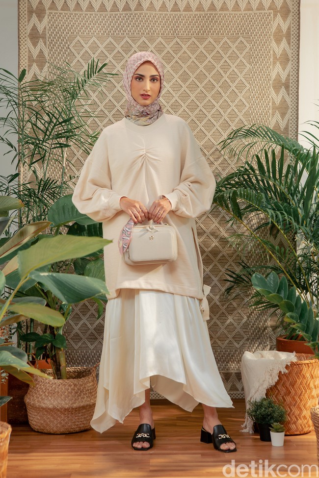 Mira Agile selalu memastikan penampilannya maksimal di segala kesempatan. Terutama untuk momen spesial seperti Idul Fitri, influencer berhijab ini akan memberikan gaya terbaiknya. (Foto: Ila Scaffer/Aigner Indonesia; wardrobe: Trans Fashion Indonesia; perhiasan: The Palace)