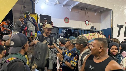 Pemudik turun dari salah satu kapal di Kawasan Marina Waterfront Labuan Bajo. (Dok. KSOP Kelas III Labuan Bajo)