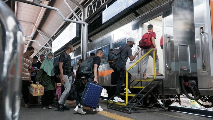 Penampakan arus balik pelanggan KA di Stasiun Cepu Blora, Kamis (11/4/2024).