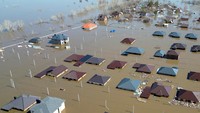 Foto dari udara menunjukkan banjir parah merendam Orenburg.