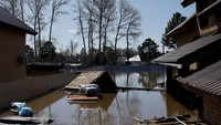 Ratusan rumah terendam banjir dan sedikitnya 7.700 orang dievakuasi di kota Orenburg, Rusia, setelah sungai Ural naik dengan cepat melampaui tingkat kritis 9,3 meter (30 kaki). 