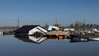 Penampakan kawasan permukiman yang terendam banjir di Orenburg, Rusia, Kamis (11/4/2024). Kota-kota besar dan kecil di Rusia dan Kazakhstan menghadapi banjir setelah sungai terpanjang ketiga di Eropa meluap.