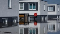 Banjir memaksa lebih dari 100.000 orang mengungsi. 