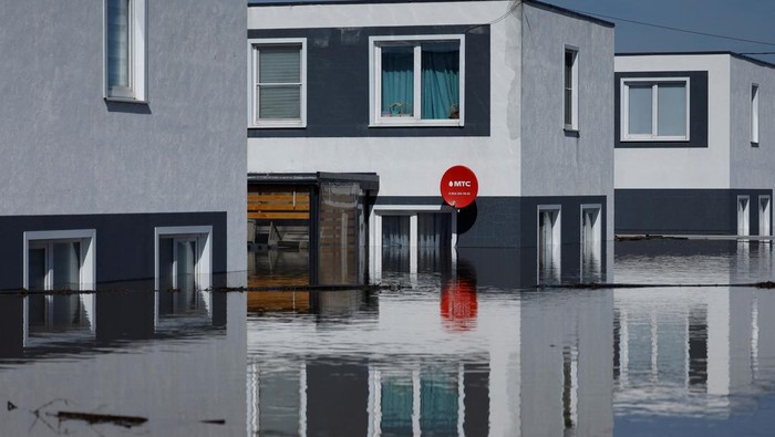 Penampakan Banjir Parah Rendam Orenburg Rusia A view of the flooded residential area in Orenburg, Russia, April 11, 2024. REUTERS/Maxim Shemetov