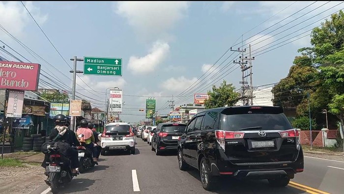 Penampakan kemacetan di jalan menuju Tol Madiun
