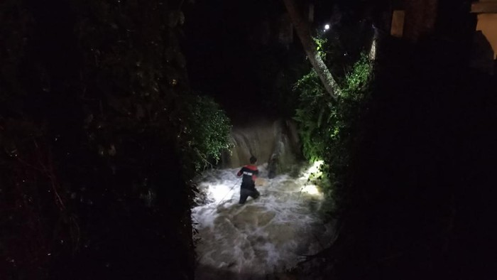 Pencarian bocah yang terseret arus air.