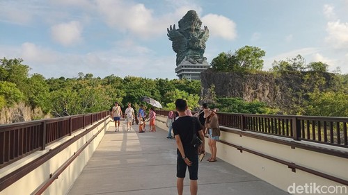 Pengunjung menikmati libur Lebaran di GWK, Jimbaran, Kamis (11/4/2024). (Aryo Mahendro/detikBali).