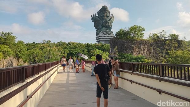 Pengunjung menikmati libur Lebaran di GWK, Jimbaran, Kamis (11/4/2024). (Aryo Mahendro/detikBali).