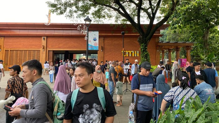 Pengunjung Taman Mini Indonesia Indah (TMII) pada H+1 Lebaran, Kamis (11/4/2024).