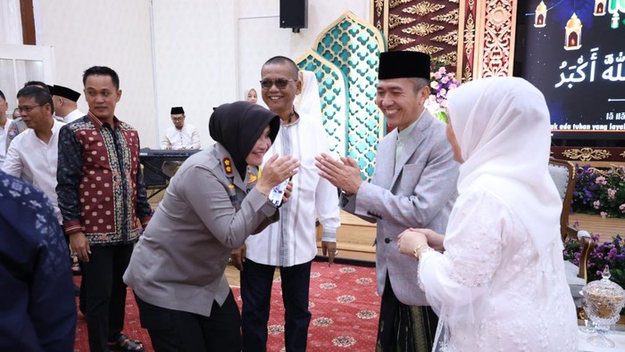 Penjabat Wali Kota Palembang Ratu Dewa menyambut tamu di rumah dinas Wali Kota Palembang.