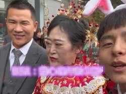 Dapat Menantu Nenek-nenek, Orangtua Mempelai Pria Ini Menangis di Pernikahan