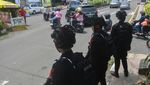 Personel Brimob Amankan Jalur Wisata Puncak Bogor