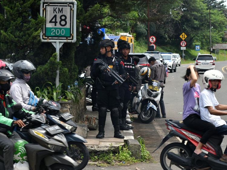 Personel Brimob Amankan Jalur Wisata Puncak Bogor