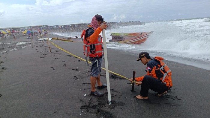 Personil SRI Wilayah V Kulon Progo memasang garis pengaman di bibir Pantai Glagah, Temon, Kulon Progo, Kamis (11/4).