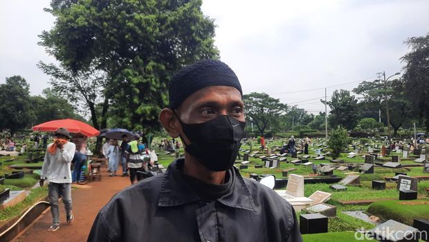 Peziarah di TPU Tanah Kusir di hari kedua lebaran.