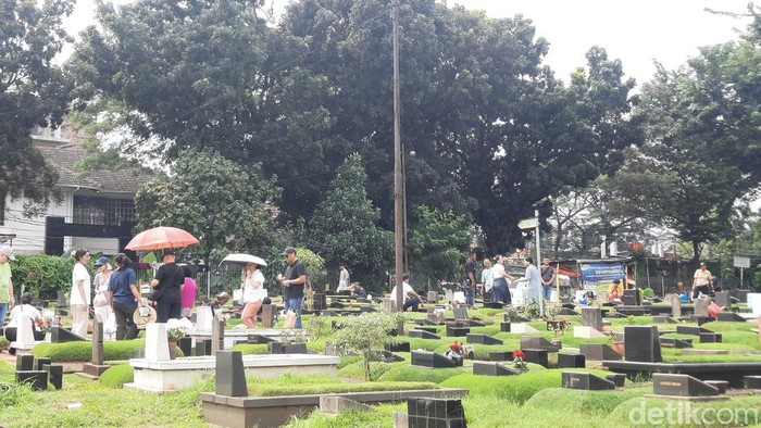 Peziarah di TPU Tanah Kusir di hari kedua lebaran.