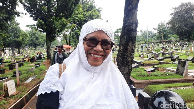Peziarah di TPU Tanah Kusir di hari kedua lebaran.