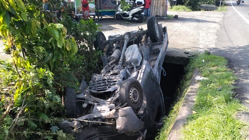 Pikap terbalik di Jalan Denpasar-Gilimanuk, Kerambitan, Tabanan, Bali pada Kamis (11/4/2024) pagi.