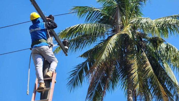 PLN bangun infrastruktur kelistrikan di desa pesisir Konawe Selatan, Sultra.