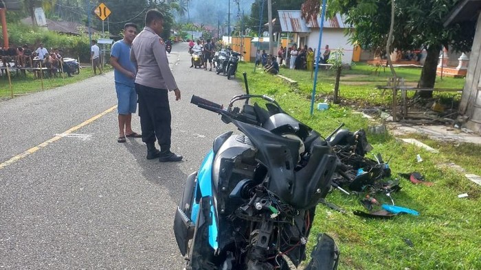 Polisi melakukan olah TKP di lokasi kecelakaan motor di Bone Bolango, Gorontalo.