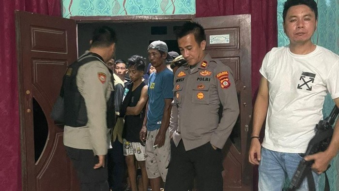 Polisi melakukan olah TKP di lokasi penikaman di Pohuwato, Gorontalo.