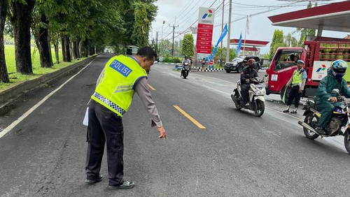 Polisi mengolah TKP lakalantas anak Wabup Jembrana di Jalan Denpasar-Gilimanuk, Banjar Tengah, Desa Mendoyo Dauhtukad, Kecamatan Mendoyo, Jumat (5/4/2024). (Dok. Polres Jembrana)
