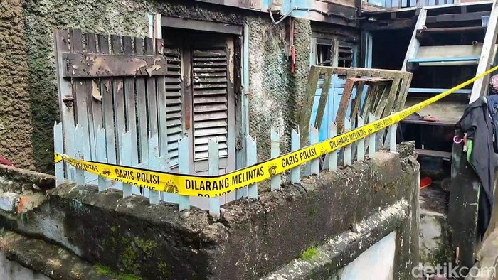 Polisi pasang garis polisi di lokasi kebakaran rumah di Palembang.