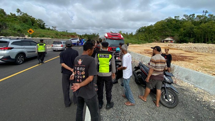 Polisi saat meninjau lokasi kecelakaan sebuah mobil Jazz melawan Microbus di JJLS di Padukuhan Kekan, Kalurahan Purwodadi, Kapanewon Tepus, Kabupaten Gunungkidul, Kamis (11/4/2024).
