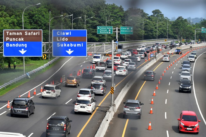 Sejumlah kendaraan melintas di tol Jagorawi saat penerapan rekayasa lalu lintas contraflow menuju jalur wisata Puncak, Kabupaten Bogor, Jawa Barat, Kamis (11/4/2024). Satlantas Polres Bogor menerapkan rekayasa lalu lintas contraflow untuk mengurai kepadatan kendaraan yang menuju jalur wisata Puncak, Bogor saat libur hari kedua Lebaran. ANTARA FOTO/Arif Firmansyah/nz