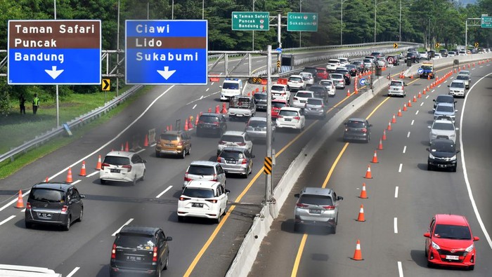 Sejumlah kendaraan melintas di tol Jagorawi saat penerapan rekayasa lalu lintas contraflow menuju jalur wisata Puncak, Kabupaten Bogor, Jawa Barat, Kamis (11/4/2024). Satlantas Polres Bogor menerapkan rekayasa lalu lintas contraflow untuk mengurai kepadatan kendaraan yang menuju jalur wisata Puncak, Bogor saat libur hari kedua Lebaran. ANTARA FOTO/Arif Firmansyah/nz