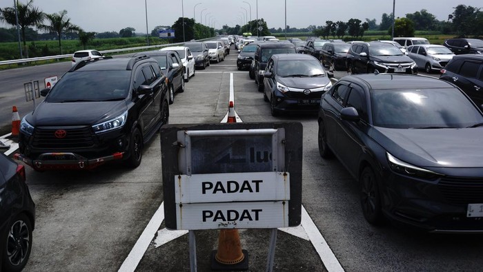 Sejumlah kendaraan antre di pintu keluar tol Jombang-Mojokerto (Jomo) Bandarkedungmulyo, Jombang, Jawa Timur, Kamis (11/4/2024). Kepadatan arus lalu lintas di exit tol pada H+1 Idul Fitri 1445 H itu disebabkan kemacetan di jalur arteri Bandarkedungmulyo, Jombang imbas dari kepadatan kendaraan di simpang Mengkreng, Kediri. ANTARA FOTO/Syaiful Arif/nym.