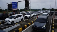 Sejumlah kendaraan antre di pintu keluar tol Jombang-Mojokerto (Jomo) Bandarkedungmulyo, Jombang, Jawa Timur, Kamis (11/4/2024).