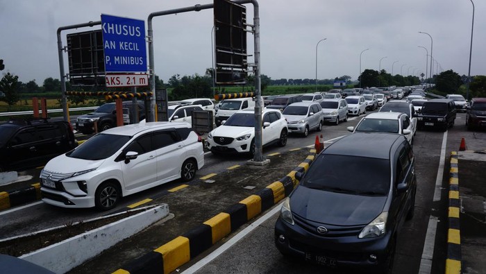 Potret Kepadatan Arus Lalin di Exit Tol Jombang Sejumlah kendaraan antre di pintu keluar tol Jombang-Mojokerto (Jomo) Bandarkedungmulyo, Jombang, Jawa Timur, Kamis (11/4/2024). Kepadatan arus lalu lintas di exit tol pada H+1 Idul Fitri 1445 H itu disebabkan kemacetan di jalur arteri Bandarkedungmulyo, Jombang imbas dari kepadatan kendaraan di simpang Mengkreng, Kediri. ANTARA FOTO/Syaiful Arif/nym.
