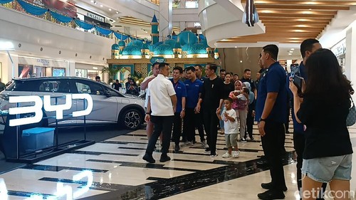 Presiden Jokowi saat mengajak cucu-cucunya ke mal di Kota Medan. (Foto: Goklas Wisely/detikSumut).