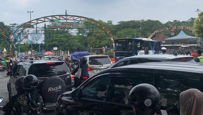 Kemeriahan Hari Raya Idulfitri Padati Ragunan, Picu Kemacetan di Pintu Masuk