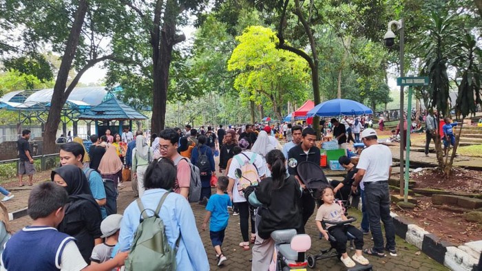 Kawasan Taman Margasatwa Ragunan di Jakarta Selatan, Kamis (11/4 2024), dipadati pengunjung pada hari kedua Lebaran 2024.