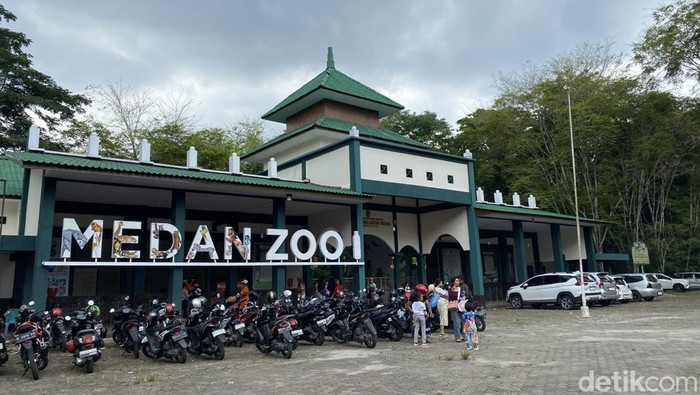 Ratusan orang mengunjungi Medan Zoo di hari kedua Lebaran Idul Fitri 2024. (Foto: Dostry Amisha).