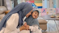 Ria Ricis membagikan foto-foto merayakan hari Lebaran bersama Moana. (Foto: dok. Instagram @riaricis)