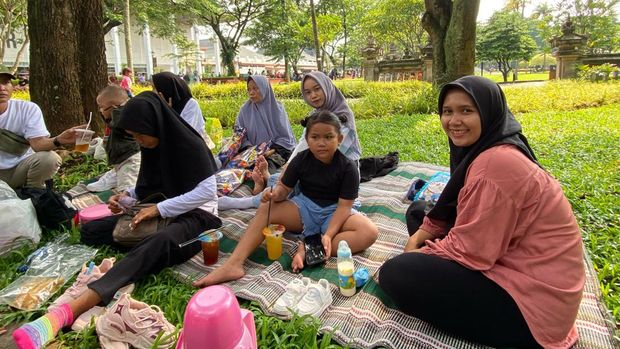 Salah satunya, Sarah (28), ibu rumah tangga yang membawa keluarganya berjumlah delapan orang untuk berlibur ke TMII, Jakarta Timur, Kamis (11/4/2024).