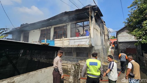 Sebuah rumah kos di Semarapura Klod Kangin, Klungkung, Bali, ludes terbakar pada Kamis (11/4/2024). Kebakaran terjadi saat sebagian penghuni kos mudik Lebaran. (Foto: Putu Krista/detikBali)