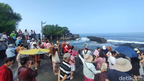 Sejumlah wisatawan mengisi momen libur Lebaran dengan mengunjungi Daya Tarik Wisata (DTW) Tanah Lot, Tabanan, Bali, Kamis (11/4/2024). (Ahmad Firizqi Irwan/detikBali)